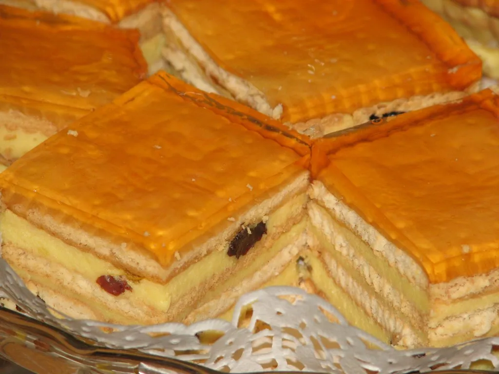 Sernik gotowany przekładany herbatnikami
