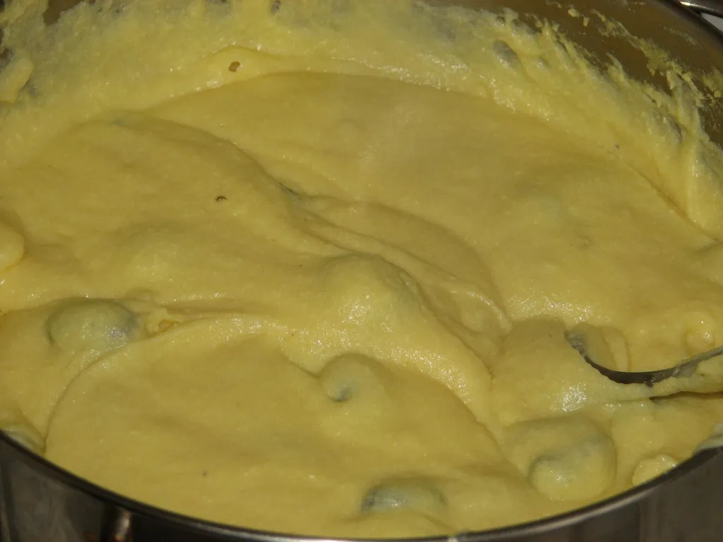 Sernik gotowany przekładany herbatnikami
