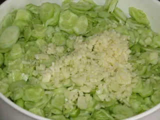 Czosnkowe ogóreczki - 6