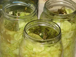 Czosnkowe ogóreczki - 9