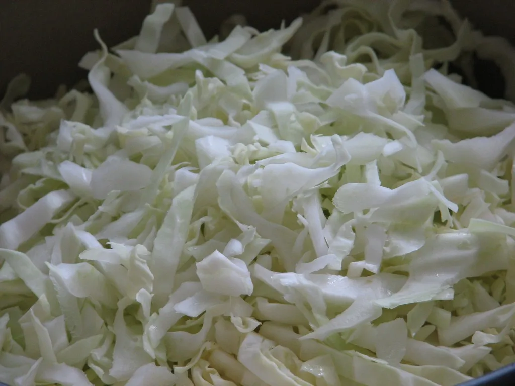 Biała kapusta z grzybami i wędzonym boczkiem