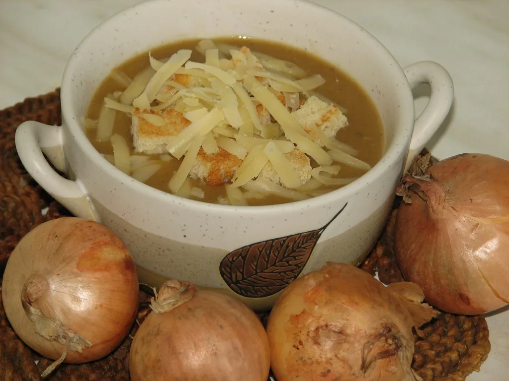 Zupa cebulowa krem z grzankami