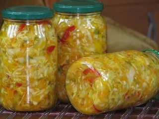 Kolorowa sałatka warzywna na zimę - 2