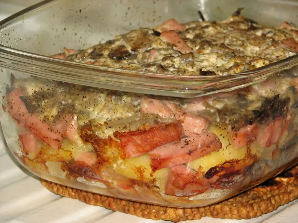 Zapiekanka ziemniaczana z mortadelą i pieczarkami