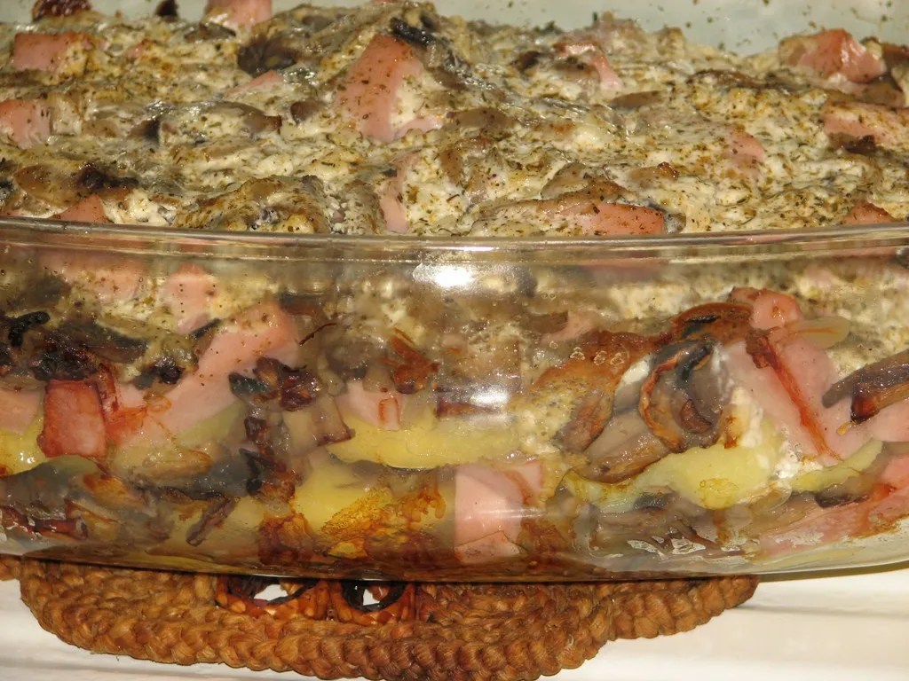 Zapiekanka ziemniaczana z mortadelą i pieczarkami