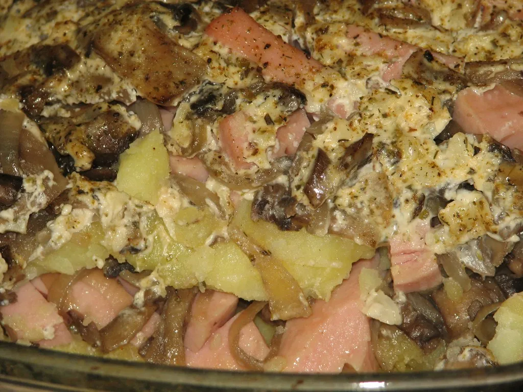 Zapiekanka ziemniaczana z mortadelą i pieczarkami