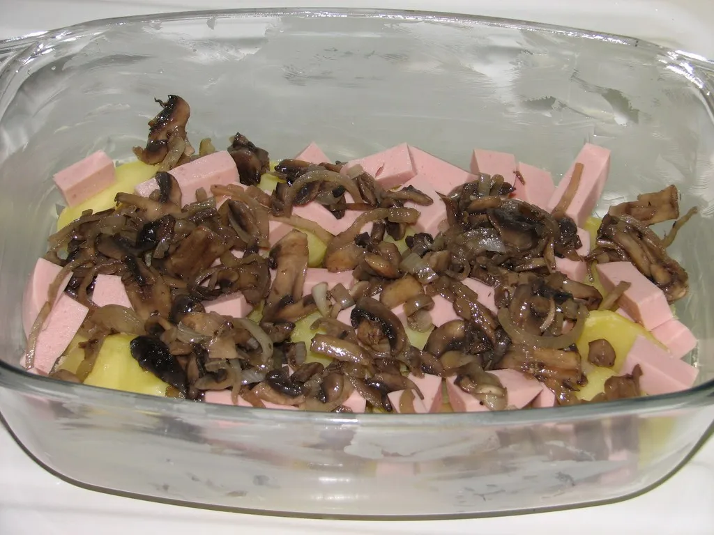 Zapiekanka ziemniaczana z mortadelą i pieczarkami