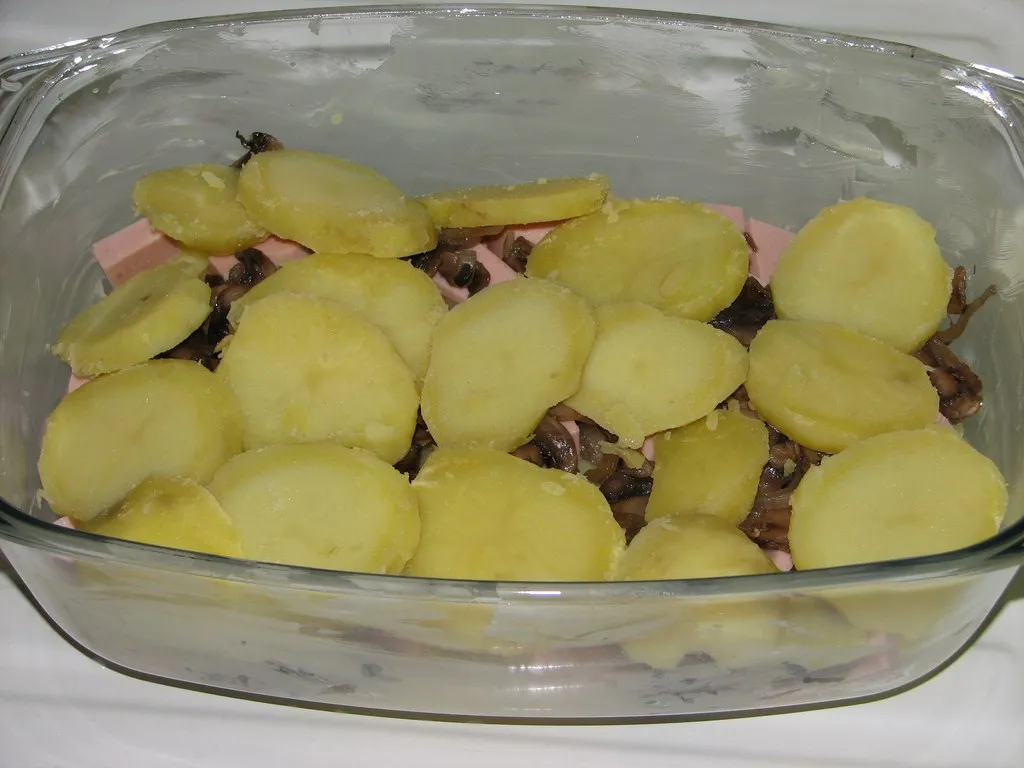 Zapiekanka ziemniaczana z mortadelą i pieczarkami