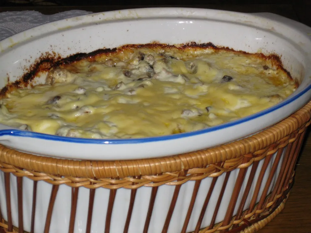 Mięsna zapiekanka z pieczarkami i czerwoną papryką
