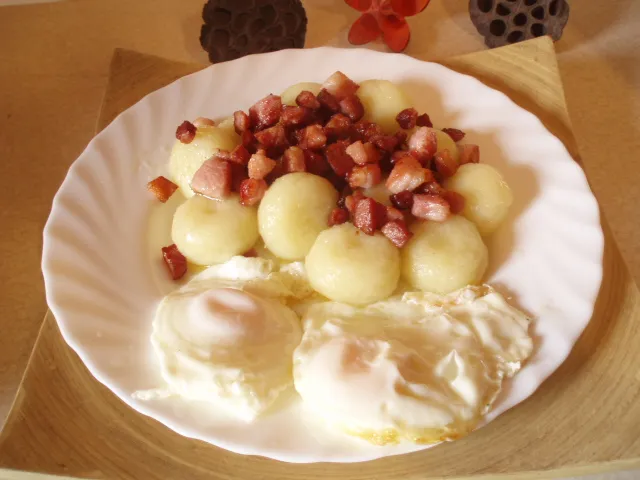 Podpiekane kopytka z kiełbasą i boczkiem
