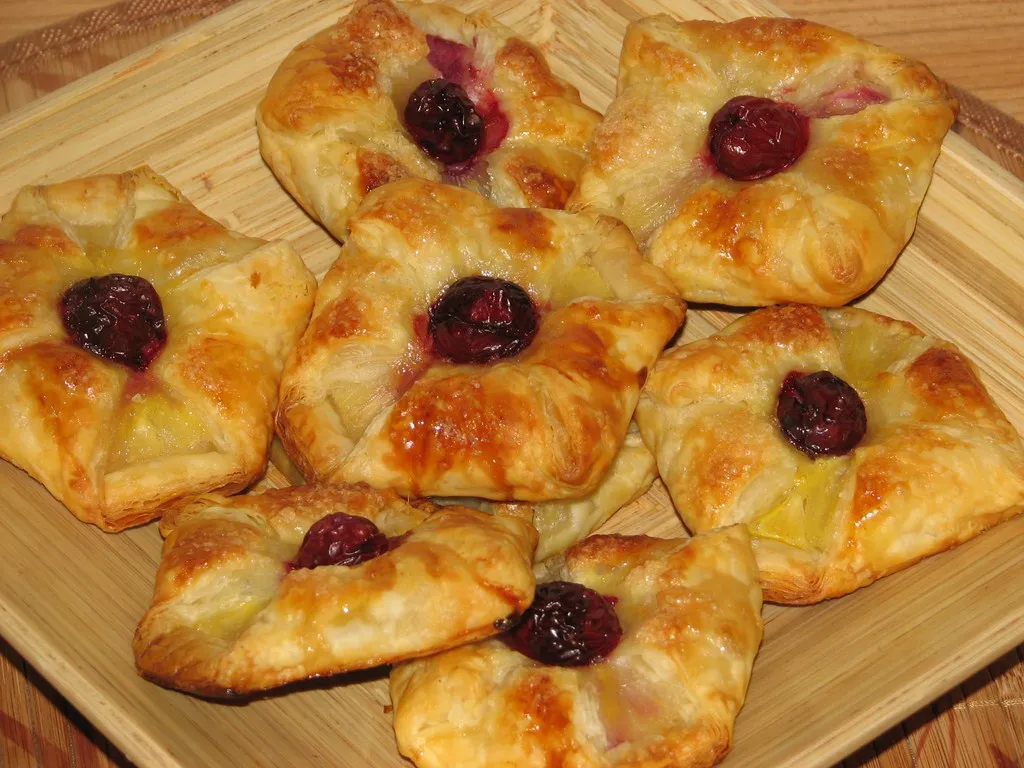 Ciastka francuskie z ananasem i wiśnią