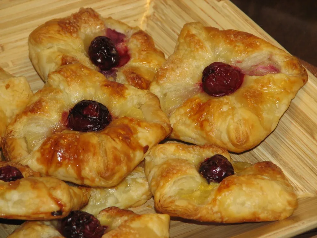 Ciastka francuskie z ananasem i wiśnią