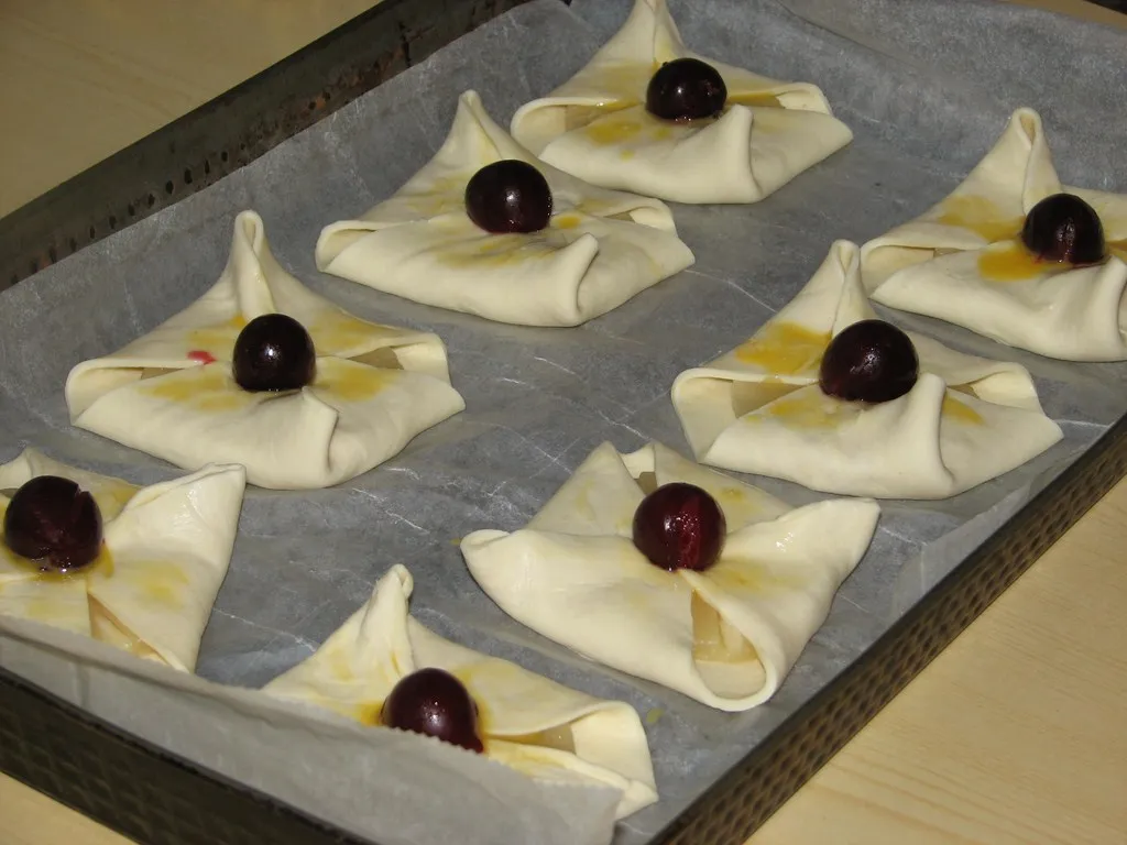 Ciastka francuskie z ananasem i wiśnią