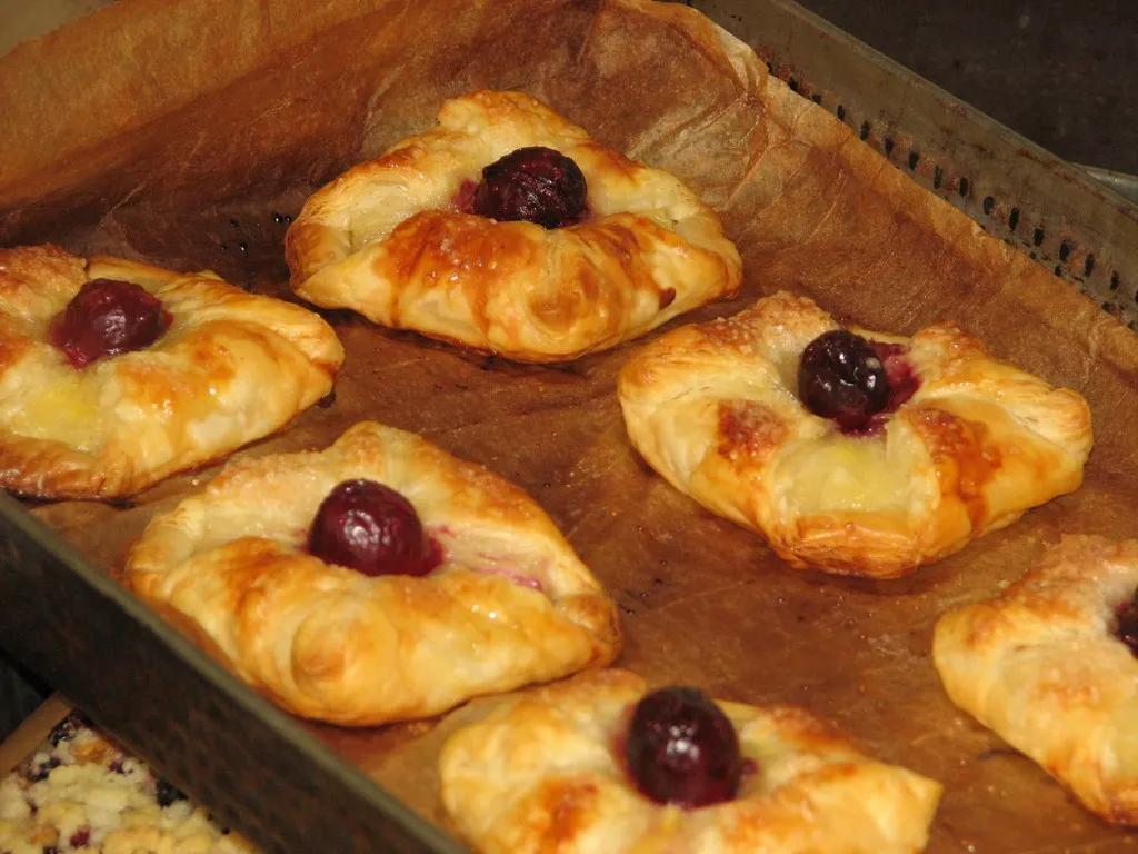 Ciastka francuskie z ananasem i wiśnią