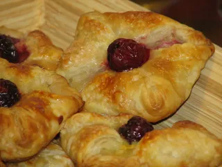 Ciastka francuskie z ananasem i wiśnią - 3