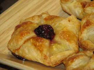 Ciastka francuskie z ananasem i wiśnią - 5