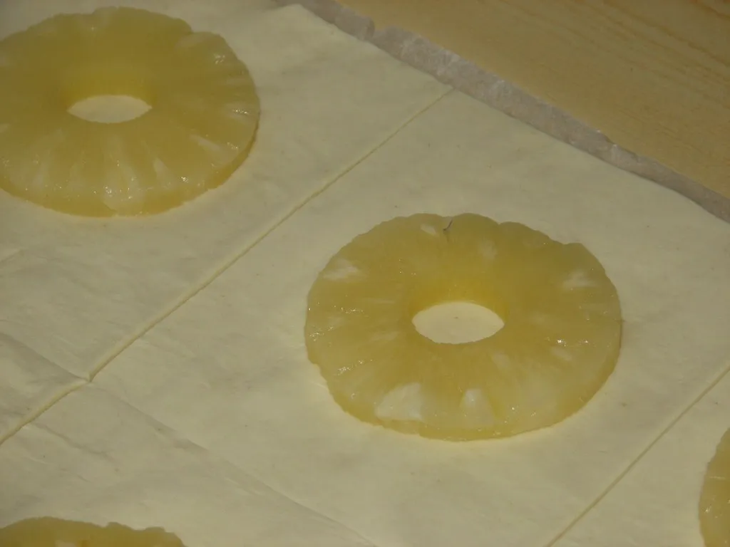 Ciastka francuskie z ananasem i wiśnią