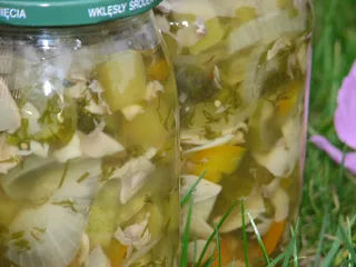 Pieczarkowa sałatka z ogórkami i cukinią na zimę - 3