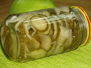 Sałatka z ogórków szklarniowych w occie - 1