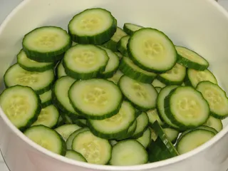 Sałatka z ogórków szklarniowych w occie - 6