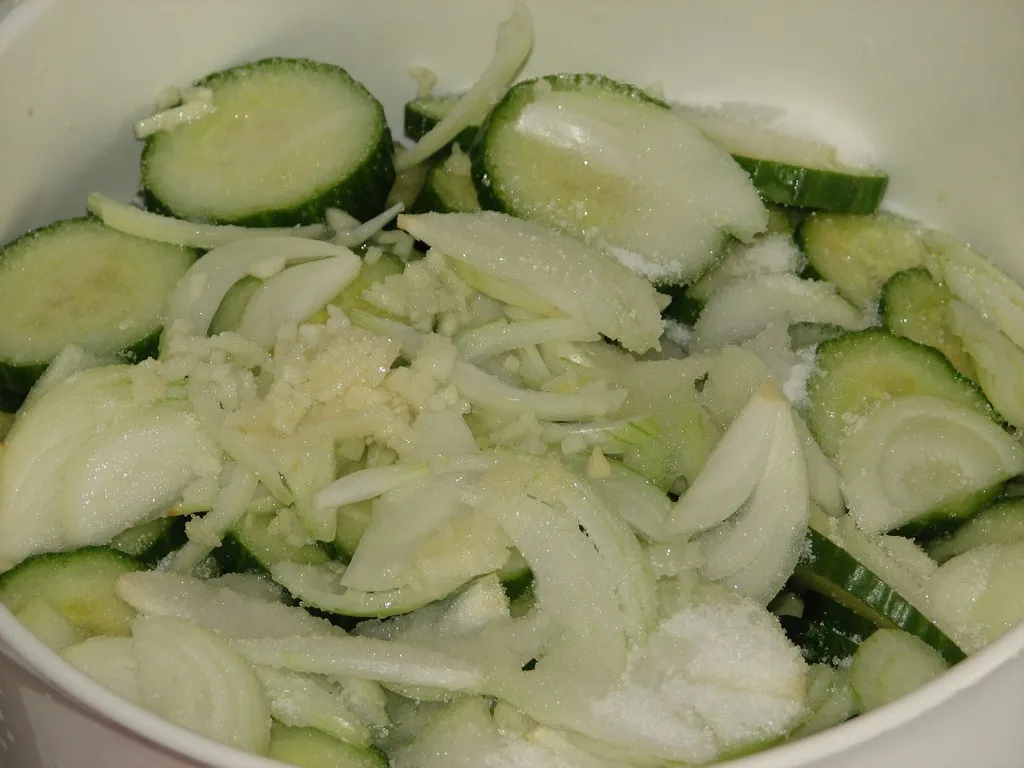 Sałatka z ogórków szklarniowych w occie