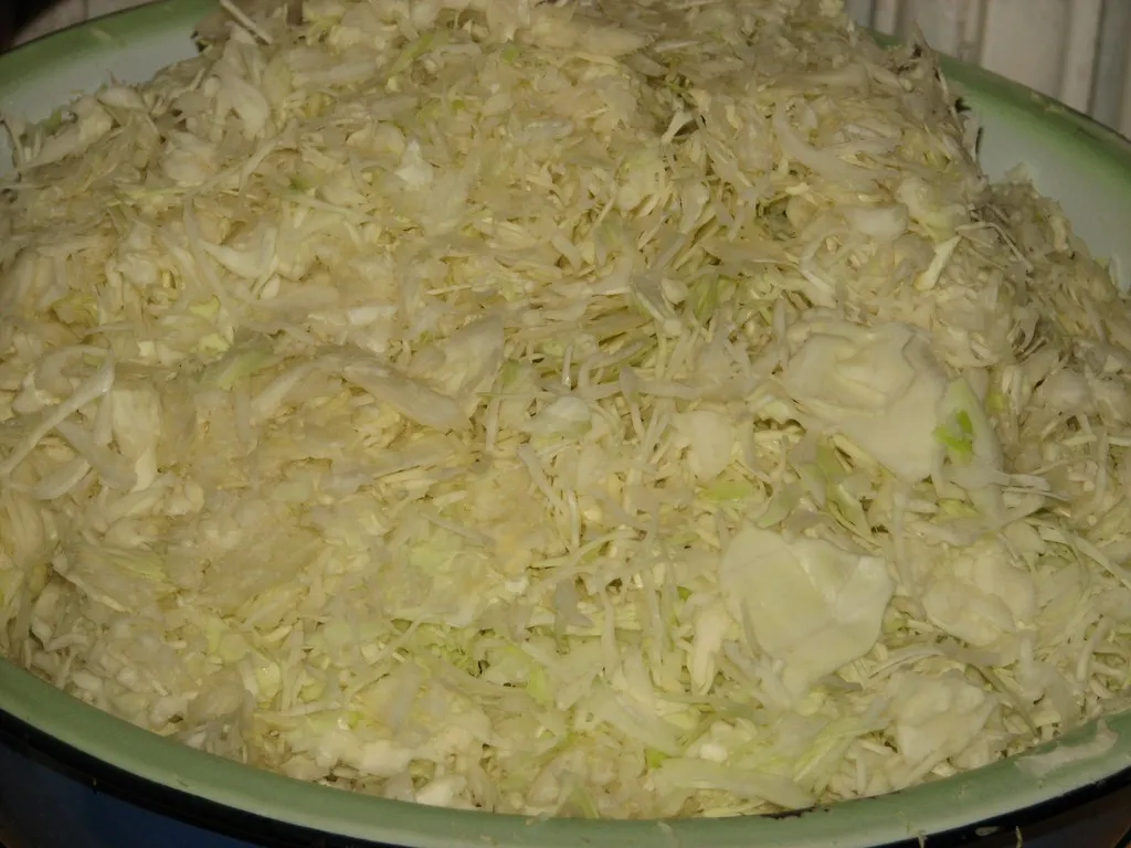 Kapusta kiszona z marchewką i kminkiem
