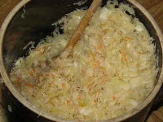 Kapusta kiszona z marchewką i kminkiem - 9