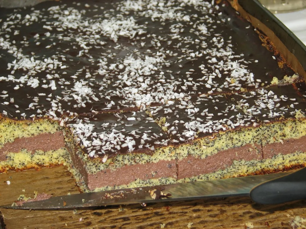 Makowy biszkopt przekładany czekoladową masą z kaszą manną