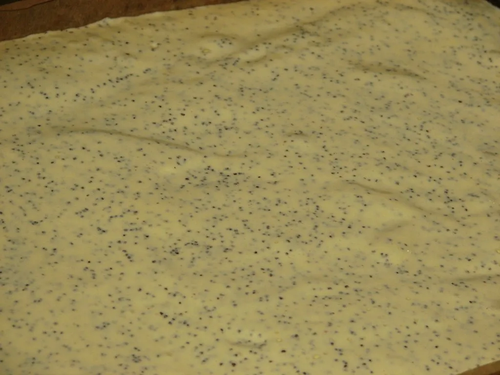 Makowy biszkopt przekładany czekoladową masą z kaszą manną