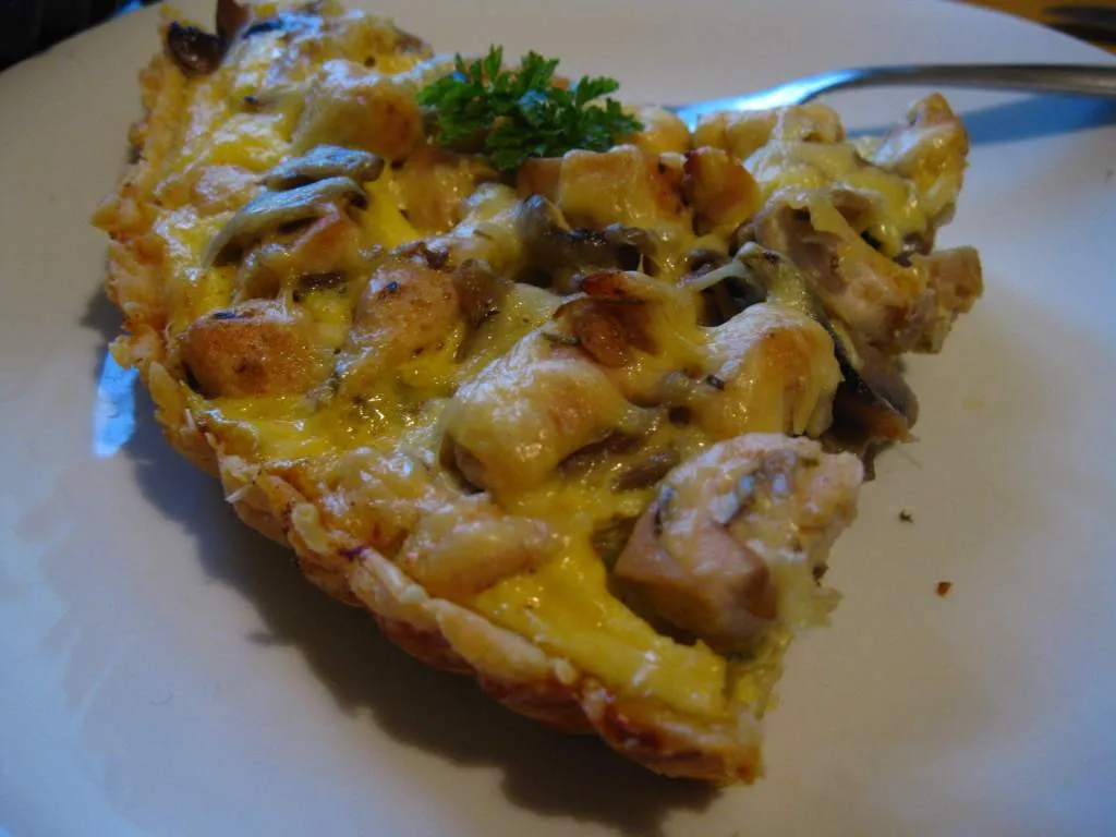 Tarta z kurczakiem i pieczarkami