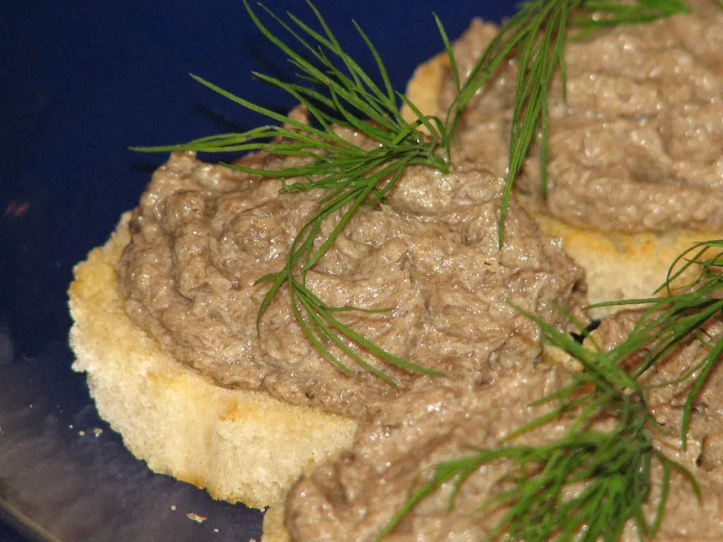 Sylwestrowe grzanki z pieczarkową pastą