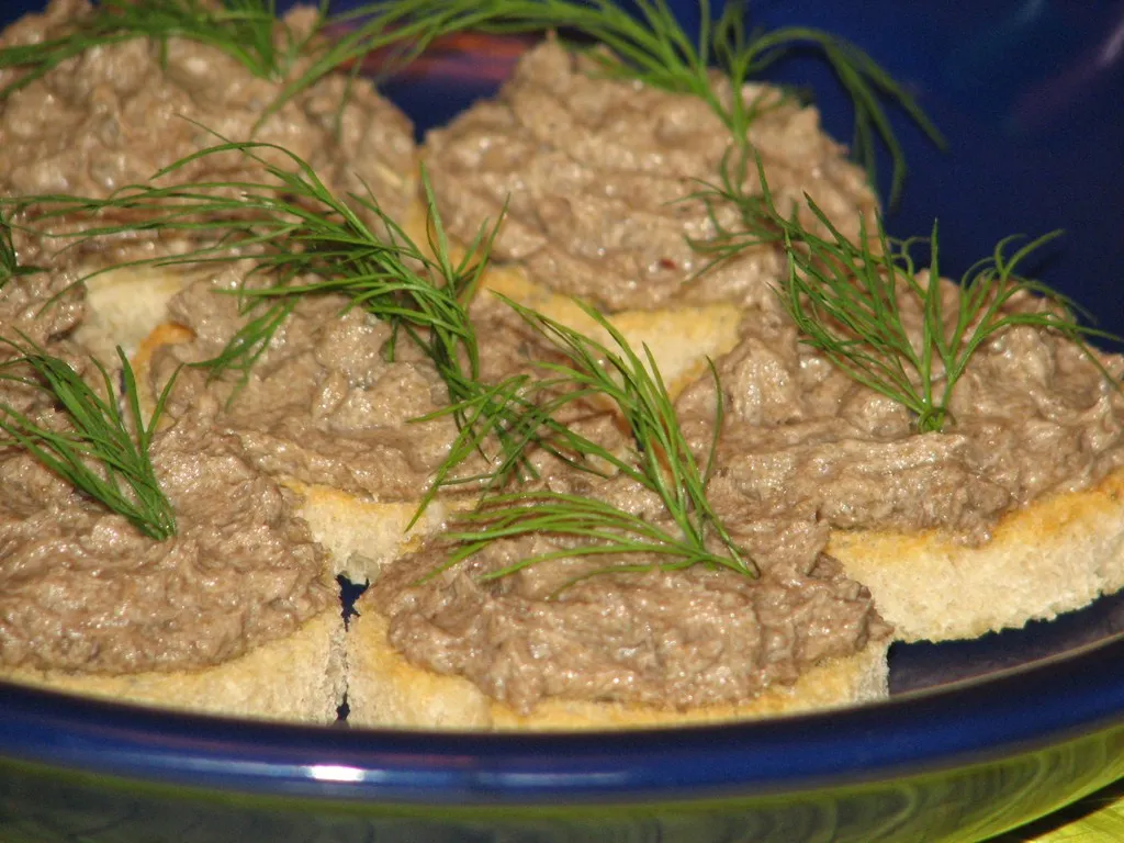 Sylwestrowe grzanki z pieczarkową pastą