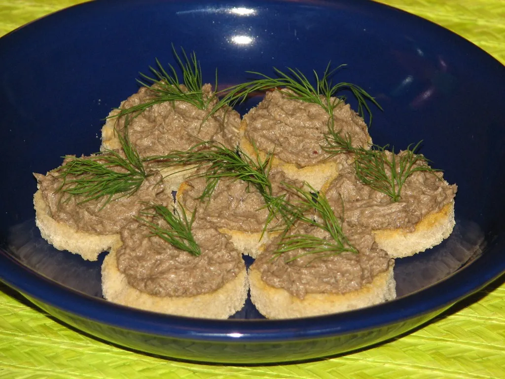 Sylwestrowe grzanki z pieczarkową pastą