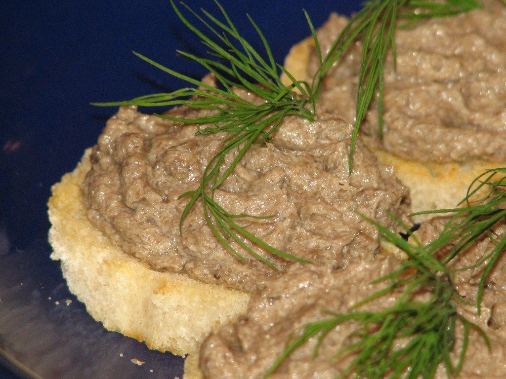 Sylwestrowe grzanki z pieczarkową pastą