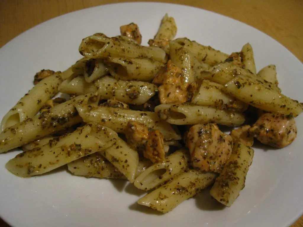 Makaron z kurczakiem i bazyliowym pesto