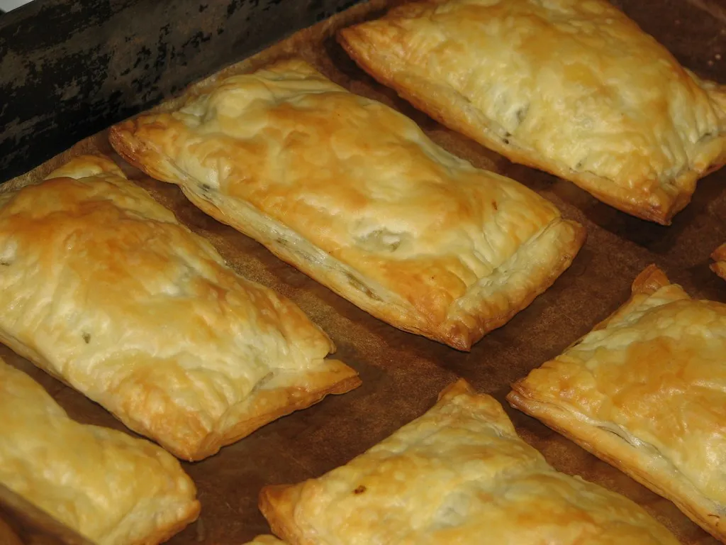 Pakieciki z brokułem i pieczarkami w cieście francuskim