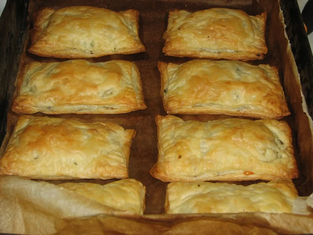 Pakieciki z brokułem i pieczarkami w cieście francuskim