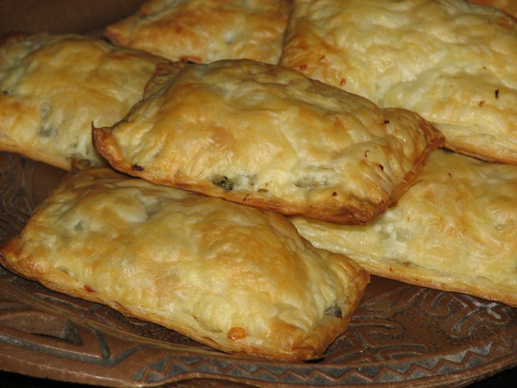 Pakieciki z brokułem i pieczarkami w cieście francuskim