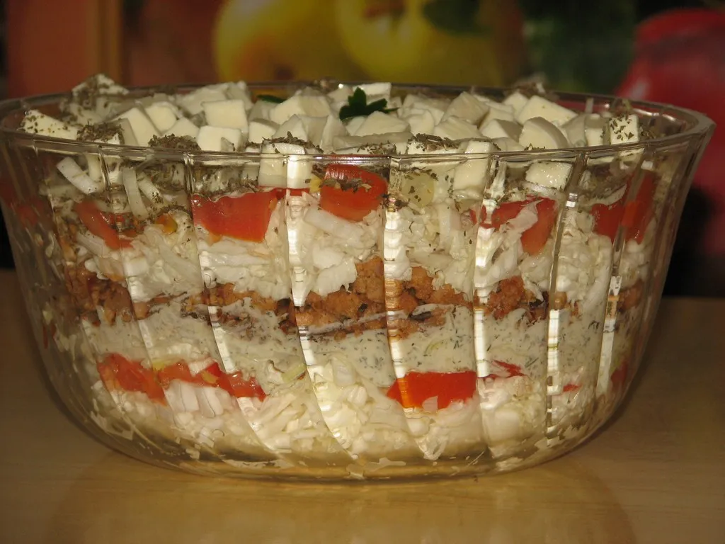 Sałatka z kapusty pekińskiej, mielonego mięsa i mozzarelli