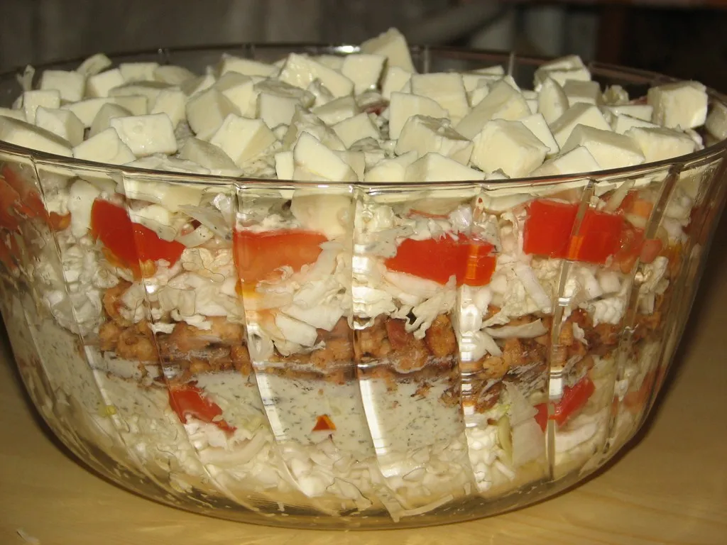 Sałatka z kapusty pekińskiej, mielonego mięsa i mozzarelli