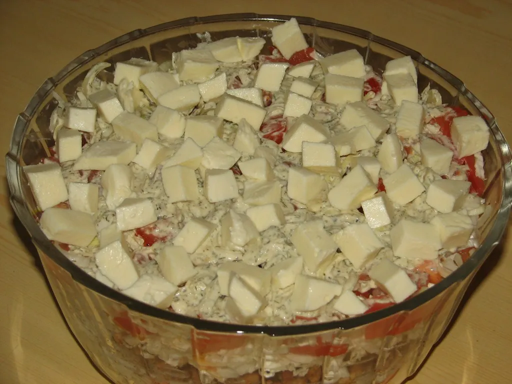 Sałatka z kapusty pekińskiej, mielonego mięsa i mozzarelli