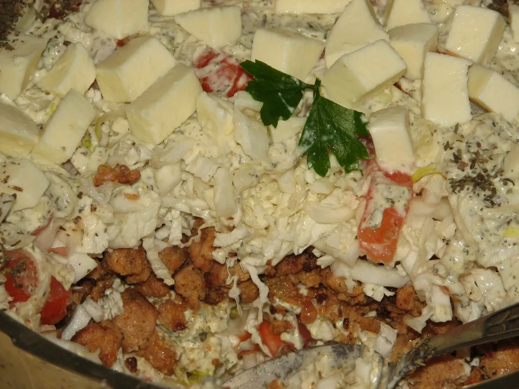 Sałatka z kapusty pekińskiej, mielonego mięsa i mozzarelli