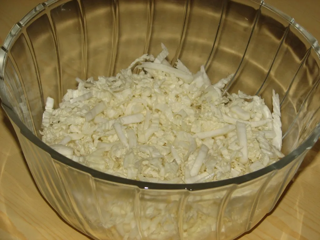 Sałatka z kapusty pekińskiej, mielonego mięsa i mozzarelli