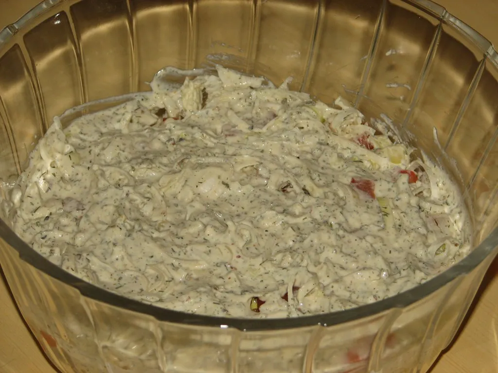 Sałatka z kapusty pekińskiej, mielonego mięsa i mozzarelli