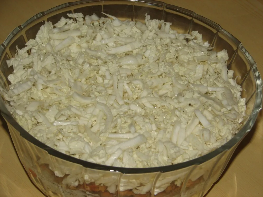 Sałatka z kapusty pekińskiej, mielonego mięsa i mozzarelli