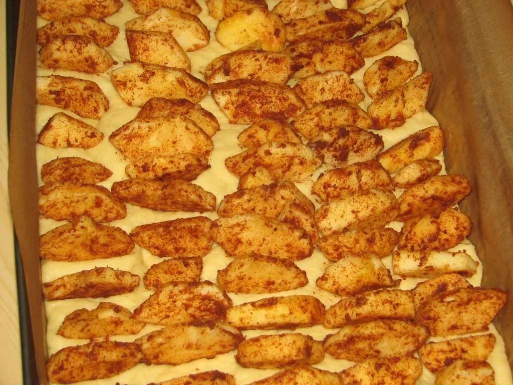 Ciasto drożdżowe z jabłkami, budyniem i kruszonką