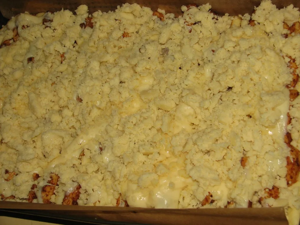 Ciasto drożdżowe z jabłkami, budyniem i kruszonką