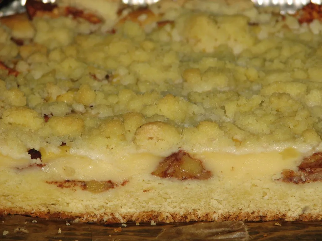 Ciasto drożdżowe z jabłkami, budyniem i kruszonką