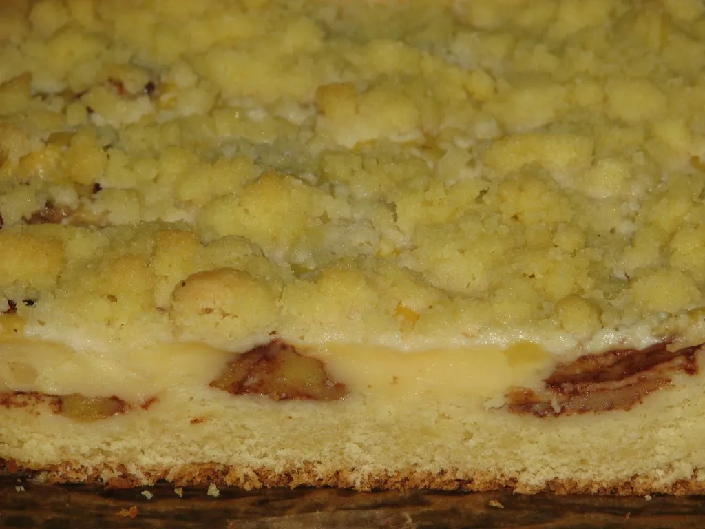 Ciasto drożdżowe z jabłkami, budyniem i kruszonką