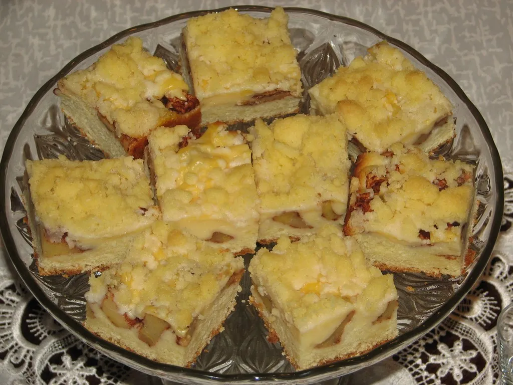 Ciasto drożdżowe z jabłkami, budyniem i kruszonką